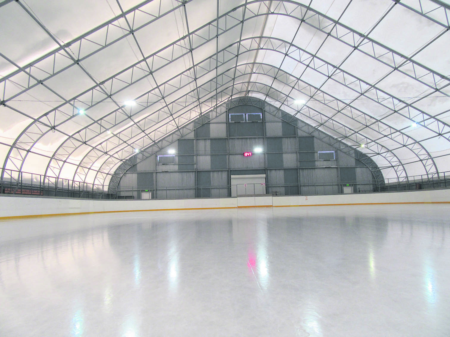 На крытый каток у стадиона «Юность» в Приозерске горожане приходят целыми семьями, в прокате есть все размеры коньков